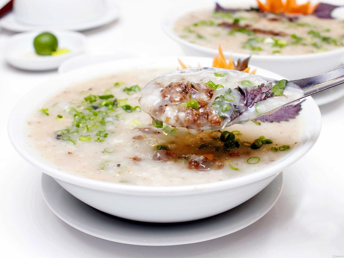 Dùng dao hoặc thìa tách phần thịt và trứng ra, ướp chung với các loại gia vị cùng một ít tiêu, hành. Sau khi ướp xong, cho tất cả lên chảo dầu đảo sơ qua. Sau khi đảo xong, cho tất cả vào nồi cháo đang sôi, khi nồi cháo đã nhừ hạt gạo, nhấc xuống múc ra bát và thưởng thức.