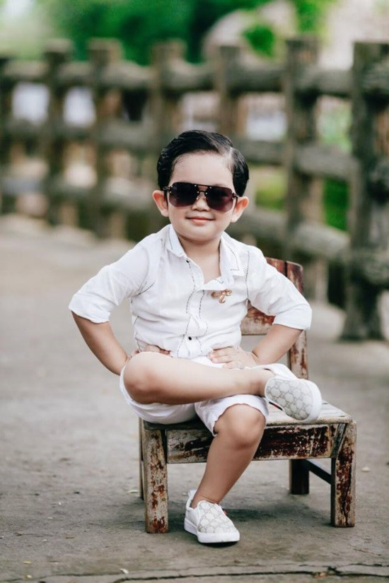 Kubi diện nhiều thương hiệu mang lại sự năng động: Dolce&Gabbana, Dodgers Bucket, đến giày Gucci và Fendi.