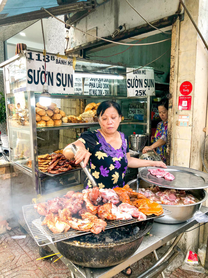 Phần sườn sụn nướng được chủ quán nướng vàng ươm. Tới khi thịt chín thì cắt ra thành từng lát dài, xếp vào trong ổ bánh mì, chan thêm nước sốt chế biến theo công thức riêng của quán.