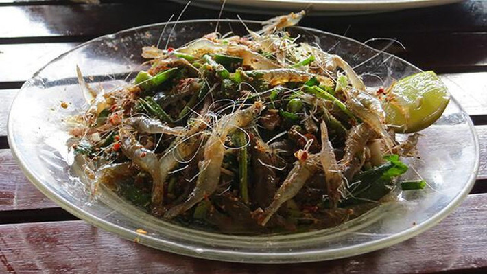 Gia vị sử dụng cho món Goong Ten này là một ít thính, khá nhiều ớt khô nhuyễn, nước mắm và nhất là một ít nước cốt chanh, do đó món Gong Ten này vừa có vị cay xé của ớt, vừa có vị chua của chanh nên không hề gây ngán, ngấy mà lại hấp dẫn vô cùng.