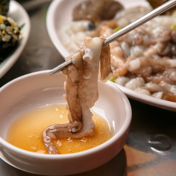 Món ăn ngoe nguẩy này được xếp hạng là một trong những món ăn nguy hiểm nhất thế giới, trung bình 6 người tử vong một năm do xúc tu của bạch tuộc chặn khí quản, dẫn đến nghẹt thở. Du khách cũng nên cân nhắc trước khi thử, và lưu ý nhai thật nhỏ khi ăn.