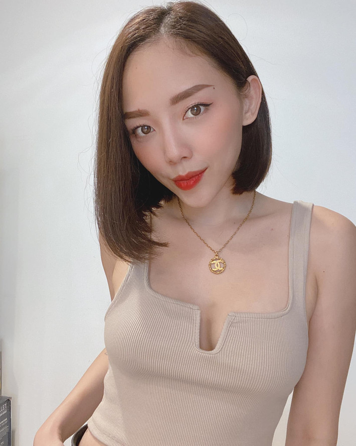 Dù chăm da khá đơn giản nhưng Tóc Tiên rất chú trọng khâu tẩy trang cho da mặt thông thoáng, không bị bít tắc lỗ chân lông, từ đó hạn chế tình trạng nổi mụn.