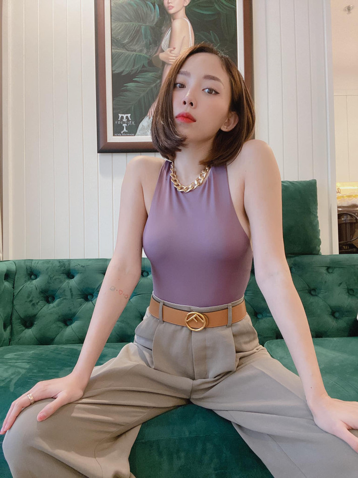 Để giữ được làn da căng mịn không tì vết, ca sĩ Tóc Tiên khẳng định dù lười đến mấy cô cũng phải tẩy trang thật kỹ, thoa serum, kem dưỡng ẩm rồi mới yên tâm đi ngủ.