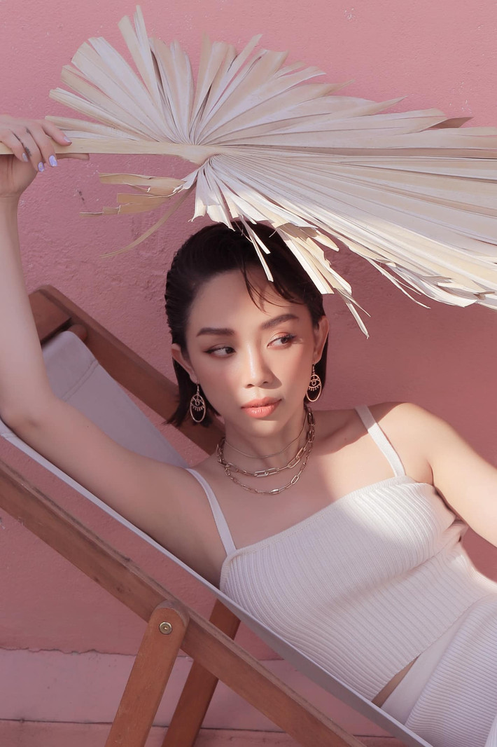 Cô chia nguyên liệu làm 2 phần, phần màu xanh gồm cần tây và rau chân vịt cắt nhỏ được đem xay trước với nước. Phần vàng xay sau gồm dứa cắt nhỏ bảo quản trong ngăn đá và chuối chín. Sau đó thêm một chút nước cốt chanh và mật ong hoặc mật agave vào hỗn hợp để có hương vị dễ uống hơn. Ảnh: FBNV.