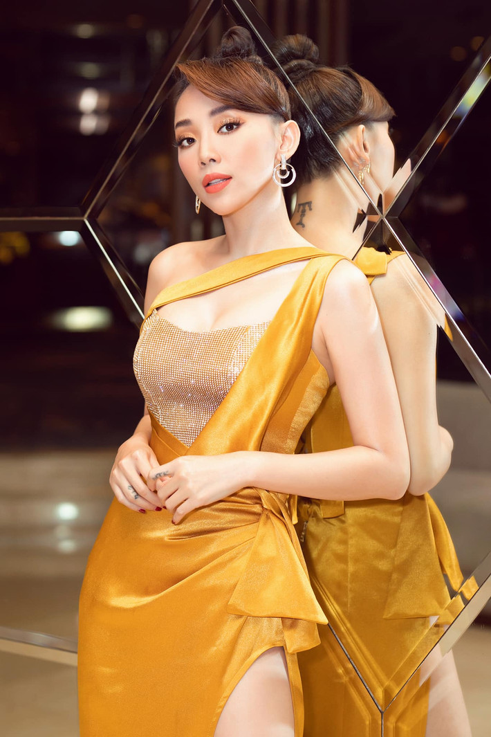Công thức sinh tố xanh thường được cô áp dụng để dưỡng da là hỗn hợp: dứa, chuối chín, cần tây, rau chân vịt.