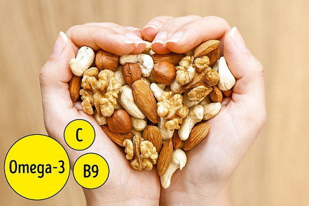2. Các loại hạt: Cũng giống như cá, các loại hạt giàu axit béo omega-3, kẽm và vitamin E. Ngoài ra, chúng còn chứa các khoáng chất và nhiều loại vitamin khác giúp ngừa lão hóa cho làn da. Một số vitamin nhóm B (bao gồm folate ngăn ngừa viêm da,) selen (chất chống oxy hóa tốt cho da) và vitamin C (có đặc tính chống lão hóa). Quả óc chó đặc biệt có lợi, tiếp theo là hạnh nhân và hạt điều.