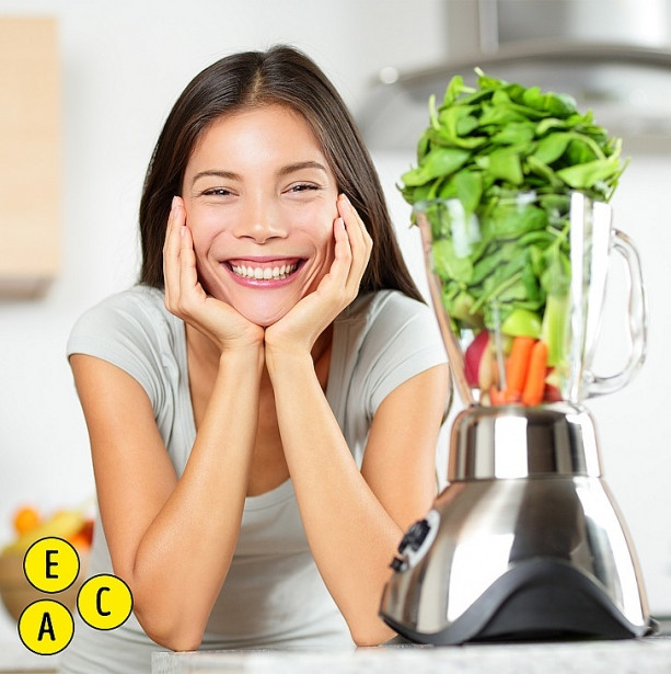 11. Rau bina và cải xoăn: Các loại rau lá xanh như rau bina và cải xoăn chứa nhiều vitamin có lợi cho da, bao gồm vitamin A, C, và E. Vitamin A kiểm soát quá trình sản xuất bã nhờn, vitamin C tăng cường collagen và vitamin E bảo vệ da khỏi tác hại oxy hóa. Các vitamin này giúp duy trì độ ẩm làn da, da căng mịn, không nhăn và không bị đốm. Cả rau bina và cải xoăn cũng có tác dụng chống viêm từ trong ruột, từ đó giúp ích cho làn da.