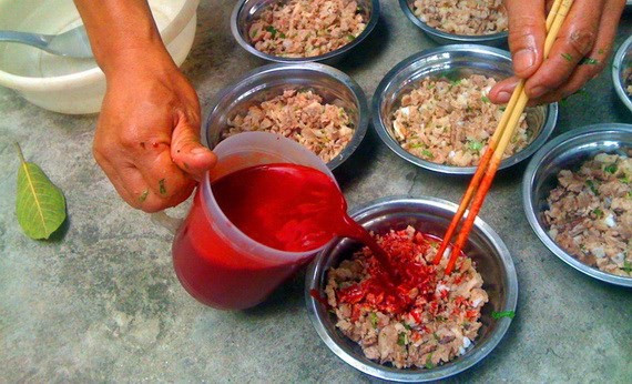 Tiết canh: Món ăn không chỉ khách nước ngoài mà nhiều khách Việt cũng không dám thử. Tiết canh làm từ máu động vật, phổ biến nhất là vịt, ngan hoặc lợn, trộn thịt bằm, lạc để đông, ăn kèm rau húng quế, gan luộc. Nó được thưởng thức như món khai vị, có vị ngọt, mát.