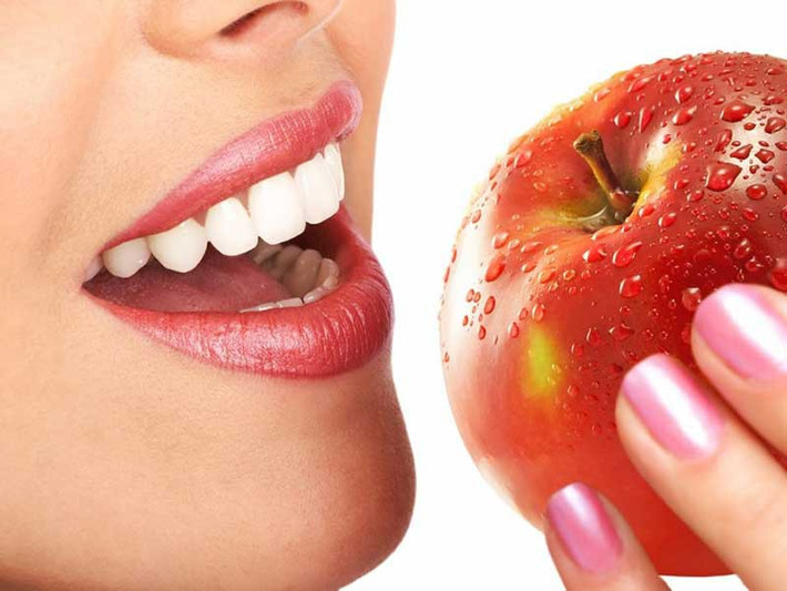 Quả táo: Cũng là loại quả phổ biến trong mùa thu, táo có hàm lượng chất xơ và vitamin C cực cao. Các nhà khoa học đã chỉ ra rằng, nếu ăn một quả táo mỗi ngày có thể giúp bạn chống lại ung thư, mệt mỏi và giảm cholesterol xấu.
