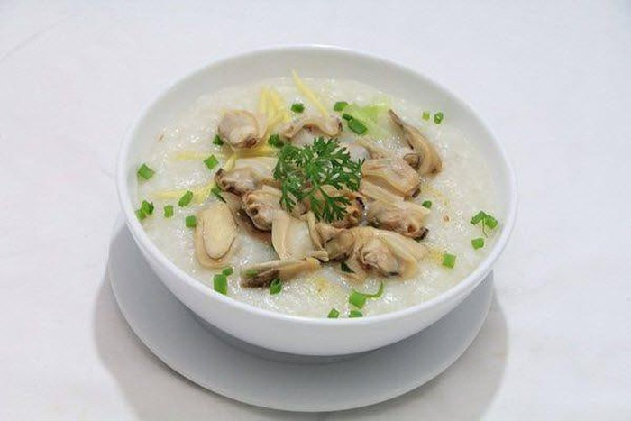 Cháo hàu: Rất nhiều gia đình thích món cháo hàu vì nó tương tự như cháo nghêu, có thể cháo hàu sẽ béo hơn. Cháo hàu thường được nấu cùng với khoai môn hoặc khoai lang. Chuẩn bị nguyên liệu: Nên chọn hàu sữa vì nó béo và ngọt hơn, gạo vo sạch và rang thơm, hành lá, gia vị mắm muối, bột ngọt.
