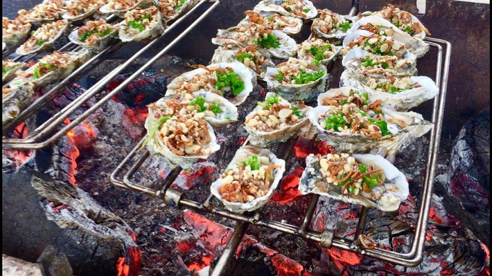 Cho hàu lên bếp nướng: có thể dùng lò vi sóng, bếp than, hoặc bếp hồng ngoại. Có thể cho thêm lạc giã nhỏ nếu thích. Nướng chín và thơm thì sắp lên đĩa rồi thưởng thức.