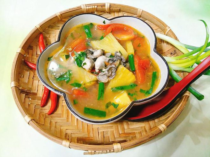 Hàu sữa nấu canh chua: Nếu các bạn muốn ăn một món hàu với cơm nóng và cả nhà cùng thưởng thức thì món canh hàu thì không còn gì bằng. Sau đây bạn có thể thực hiện món hàu sữa nấu canh chua. Nguyên liệu chuẩn bị: Hàu làm sạch và tách vỏ để ráo nước, nguyên liệu làm nước chua như dứa, cà chua, hành thì là, ớt, me hoặc sấu … Không thể thiếu rau thơm, hành và các gia vị nêm nếm.