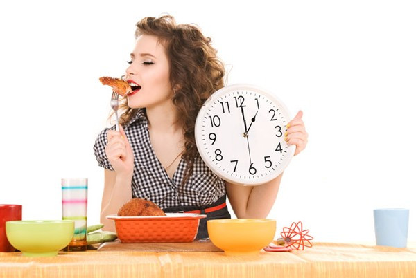 Do vậy, bạn cần thay đổi thói quen ăn quá bữa và cố gắng ăn đúng giờ cho các bữa trong ngày. Với bữa sáng là trước 7h, bữa trưa là trước 13h và bữa tối là trước 19h để giúp dạ dày tiêu hóa thức ăn hiệu quả hơn.