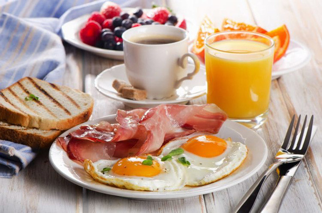Một bữa sáng đầy đủ dinh dưỡng sẽ giúp bạn cân bằng lượng đường trong máu và cung cấp thêm năng lượng để hoạt động suốt cả ngày. Vì vậy, hãy dành một chút thời gian vào sáng sớm để nạp đủ nguồn dinh dưỡng cần thiết cho cơ thể. Ảnh: Internet.