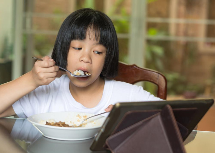 Sử dụng điện thoại, xem phim trên tivi trong khi ăn lâu ngày sẽ ảnh hưởng đến hệ tiêu hóa thậm chí có thể khiến hệ tiêu hóa bị rối loạn nghiêm trọng. Bởi thói quen sử dụng thiết bị điện tử trong khi ăn sẽ khiến tư tưởng bạn bị phân tán nên làm giảm vị giác lẫn độ ngon miệng của món ăn.