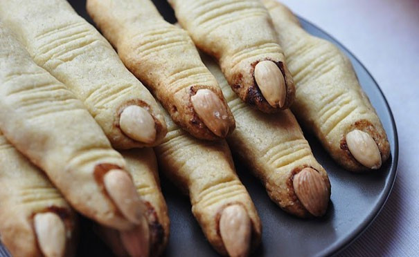 Món bánh cookies ngón tay phù thủy là những món ăn kinh dị không thể thiếu trong dịp Halloween. Ảnh: Pikabu.
