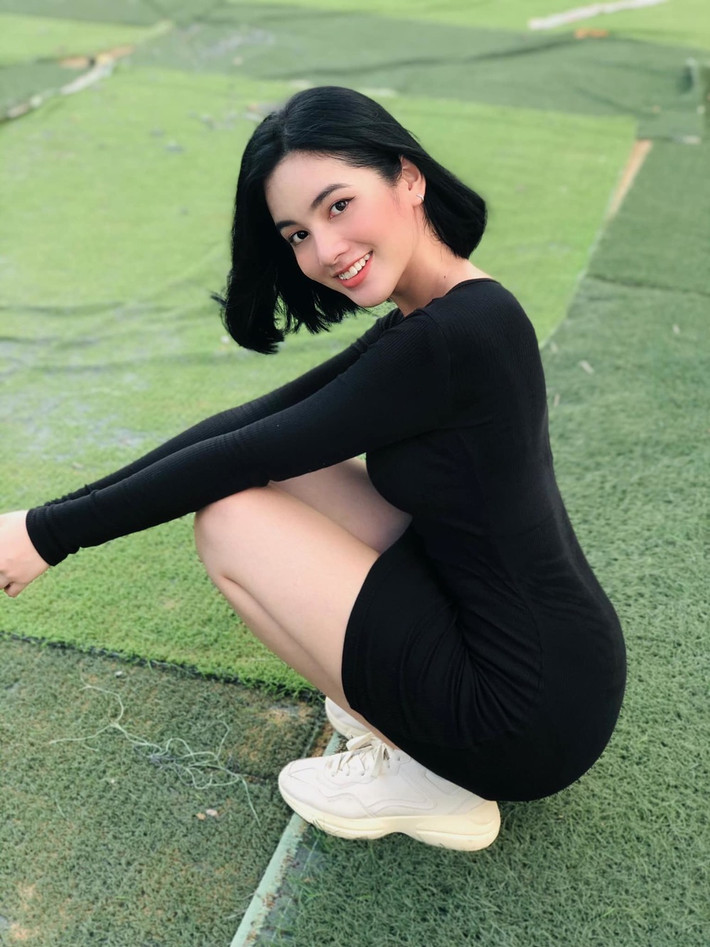 Những trang phục bó sát cũng được cô nàng ưa chuộng để khoe các đường cong cơ thể.