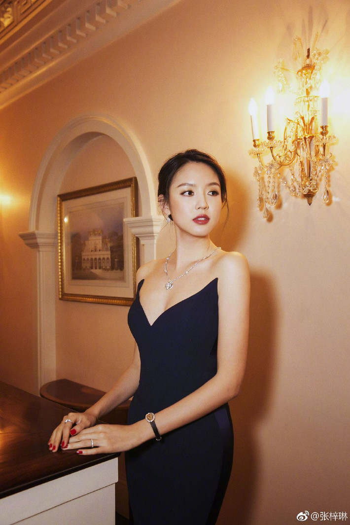 Trương Tử Lâm luôn chú ý chăm sóc làn da tươi trẻ. Cô tiết lộ, mỗi sáng sớm sau khi thức dậy cô đều uống một cốc nước ấm thật lớn. Hoạt động này giúp bài trừ chất độc khỏi cơ thể, do đó sau khi uống nước sẽ cảm thấy các tế bào hoạt động linh hoạt hơn. Sau đó cơ thể cũng trở nên sảng khoái, vui vẻ để bắt đầu công việc của một ngày mới.