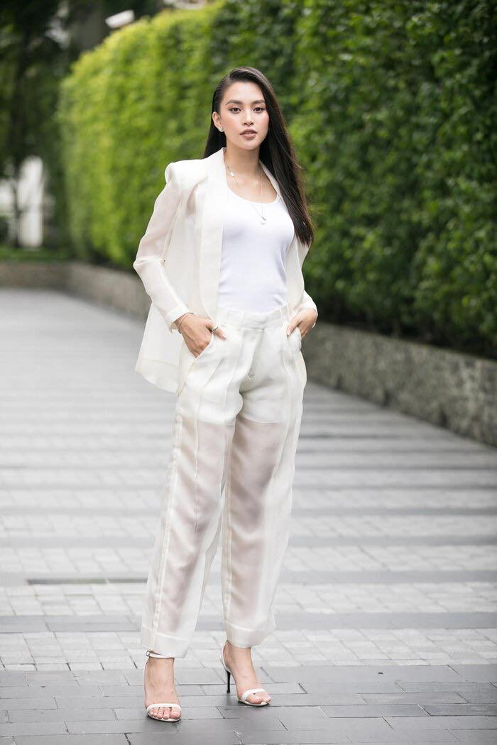 Thay vì phối blazer không nội y như Hà Tăng, hoa hậu Tiểu Vy lựa chọn cách mặc vest xuyên thấu với áo tank top mỏng ở bên trong theo hơi hướng menswear cá tính.