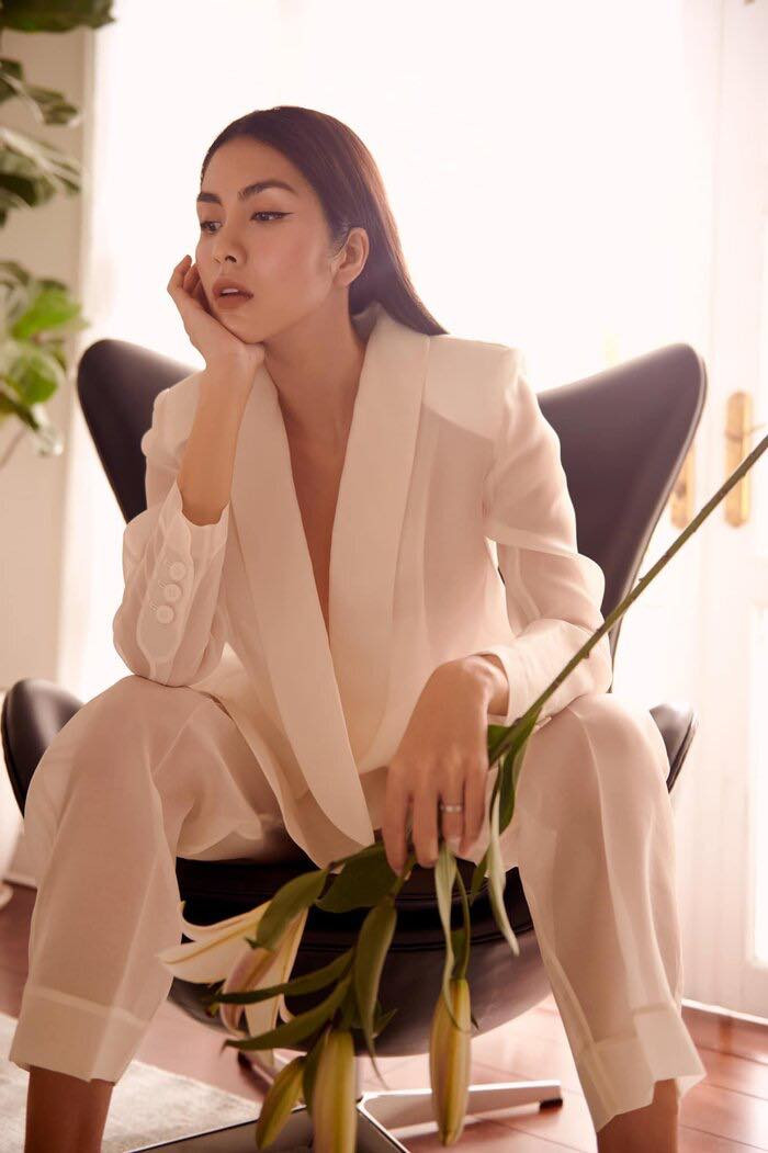 Tăng Thanh Hà diện bộ suit xuyên thấu thanh lịch, sang chảnh với layout trang điểm tone nude nhẹ nhàng.