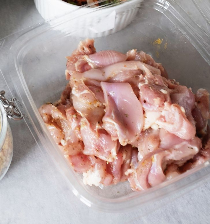 Gà: Thịt gà và các loại gia cầm khác rất dễ nhiễm vi khuẩn salmonella và trứng cũng như vậy. Đáng lo là khi hâm nóng lại thịt gà thừa bằng lò vi sóng vì sóng nhiệt sẽ không thể xâm nhập vào toàn bộ thịt gà từ trong ra ngoài. Nên nếu thịt gà bị nhiễm vi khuẩn salmonella mà không được đun nóng đủ sẽ không thể tiêu diệt được hết vi khuẩn và khi ăn sẽ dẫn tới ngộ độc.
