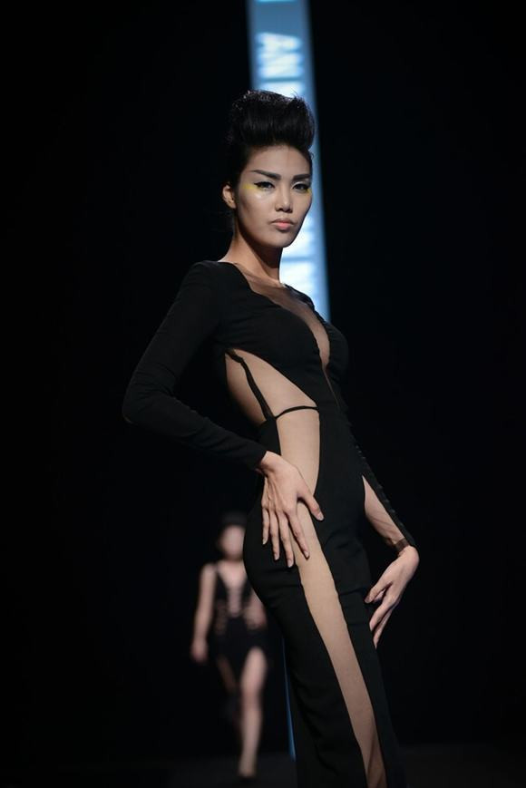 Lan Khuê cũng từng trình diễn mẫu váy cut - out táo bạo khoe nhiều phần da thịt trên sàn catwalk.