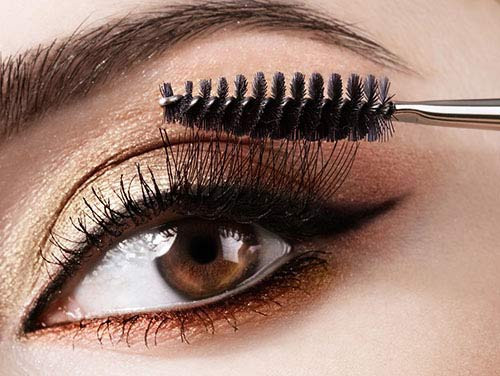 Làm mi dài hơn. Làm lông mi trông dày hơn bằng cách chải phấn rôm lên mi trước khi chải mascara. Phấn sẽ hoạt động như một lớp mascara lót, cho bạn hàng mi đẹp tự nhiên.