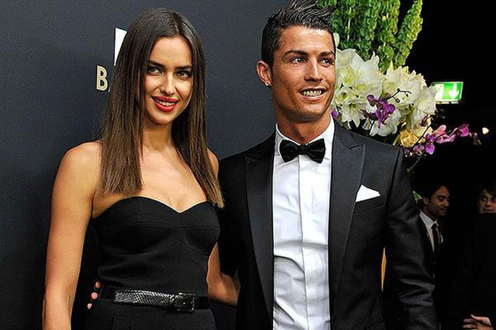 Irina Shayk sinh năm 1986, từng trải qua 2 cuộc tình mặn nồng với cầu thủ bóng đá Cristiano Ronaldo và nam diễn viên Bradley Cooper (có con chung). Sau nhiều ồn ào về chuyện tình cảm, cô nàng vẫn vui vẻ với cuộc sống làm mẹ đơn thân bên cô con gái Lea (3 tuổi).
