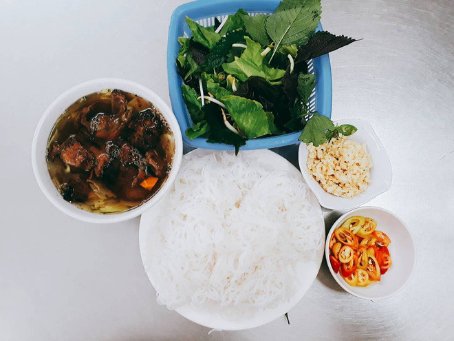 Bún chả - món ăn nổi tiếng Việt Nam không chỉ được CNN ca ngợi mà nhiều tờ báo, trang tin quốc tế đánh giá cao.