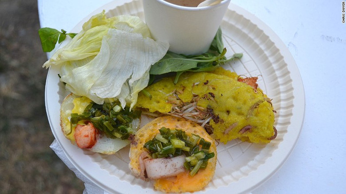 Bánh xèo được xem là món bánh crepe tuyệt ngon của Việt Nam. Rất nhiều thực khách không thể cưỡng lại sự hấp dẫn của món ăn này.