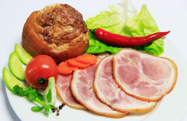 Cá khô, thịt xông khói: Những chất béo chứa trong thịt xông khói hay cá phơi khô không đúng quy trình đặc biệt dễ bị sinh ra mùi vị ôi thiu. Vị này sẽ sản xuất ra lipid peroxide bất lợi cho cơ thể. Các nhà nghiên cứu cho biết, sau khi lipid peroxide vào cơ thể, làm suy yếu vai trò của vitamin và các chất khác trên cơ thể, làm tăng và đẩy nhanh quá trình lão hóa.