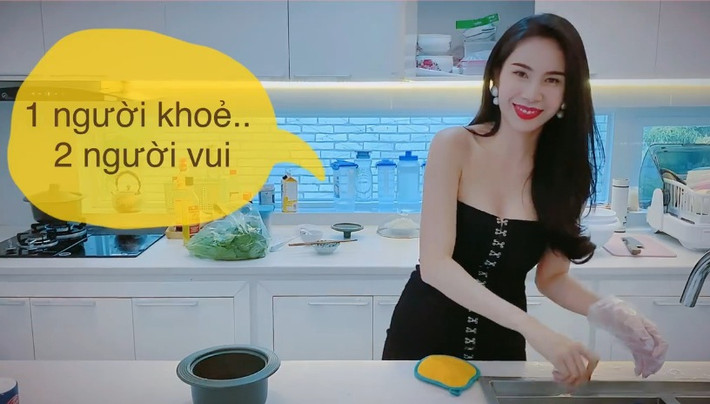 Trước đó, Thuỷ Tiên tự tay nấu món bào ngư với đông trùng hạ thảo bồi bổ dành riêng cho ông xã. Vừa đi chạy show về, vẫn mặc trang phục gợi cảm, cô đã lao vào bếp nấu nướng phục vụ chồng.