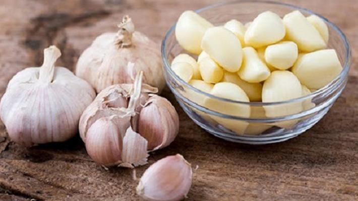 4. Tỏi: Không chỉ là một loại thực phẩm tốt cho người tiểu đường, tỏi còn là một gia vị có nhiều giá trị về sức khỏe. Những hợp chất lưu huỳnh trong tỏi giúp chống viêm mạnh, giảm đường huyết và cholesterol LDL ở những người mắc bệnh tiểu đường tuýp 2. Một tép tỏi sống chứa 4 calo và 1 gram carbs, khuyến cáo nên ăn một vài tép mỗi ngày trong bữa cơm.