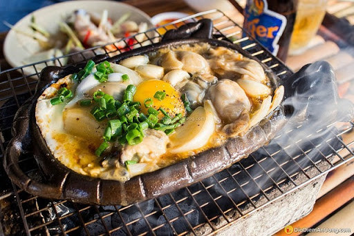 Hàu tách vỏ và làm sạch như hàu làm ăn sống với mù tạt, để thịt hàu lên 1 nửa chiếc vỏ. Nên đánh sạch vỏ để khi ăn cũng sạch sẽ hơn. Bạn cần chuẩn bị thêm hành khô bóc vỏ, thái nhỏ và phi. Mỡ tóp trộn với nước mỡ tưới lên con hàu.