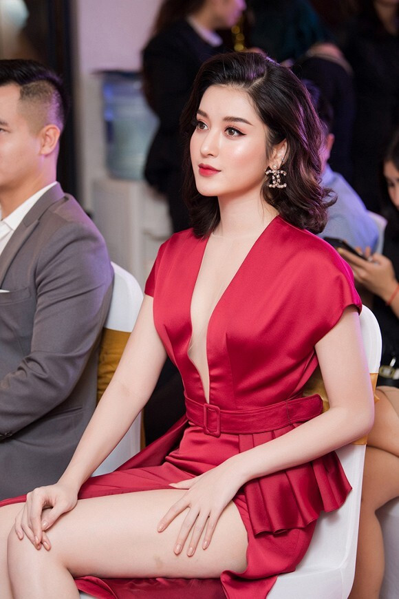 Với những chiếc váy xẻ đùi cao, các người đẹp Việt luôn cách dùng tay che phần xẻ gần chỗ nhạy cảm để bản thân không bị hớ hênh trước ống kính nhiếp ảnh gia.