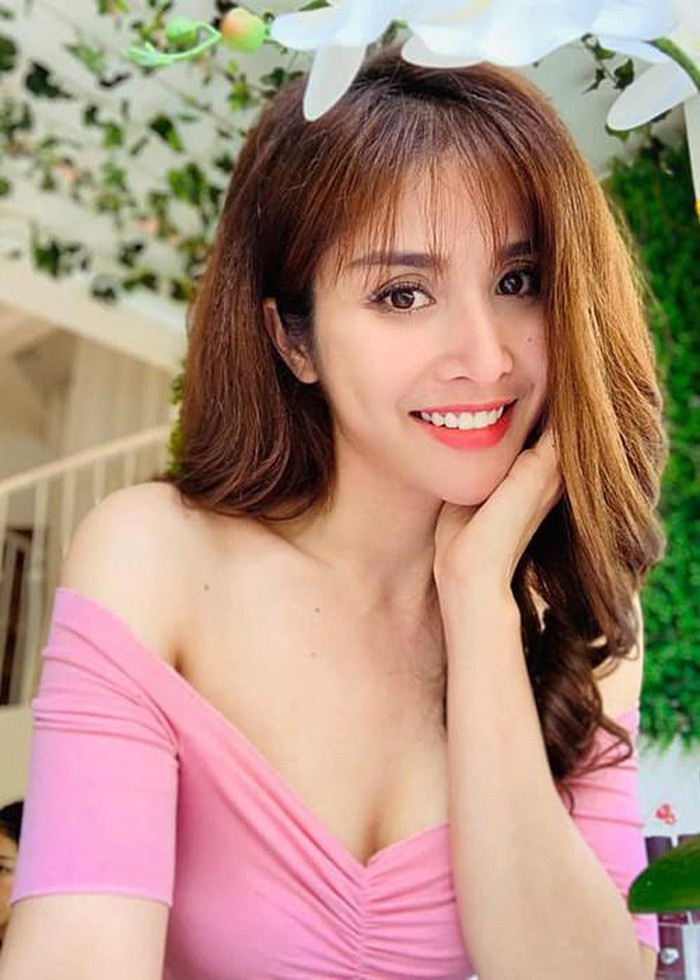 Để có được sắc vóc thời kỳ đỉnh cao như hiện tại, Thảo Trang từng thực hiện phẫu thuật thẩm mỹ. Gương mặt trước kia của cô bầu bĩnh không sắc sảo như hiện tại. Cô đã sửa mũi, tiêm gọn cằm để có diện mạo xinh tươi, trẻ trung hơn.