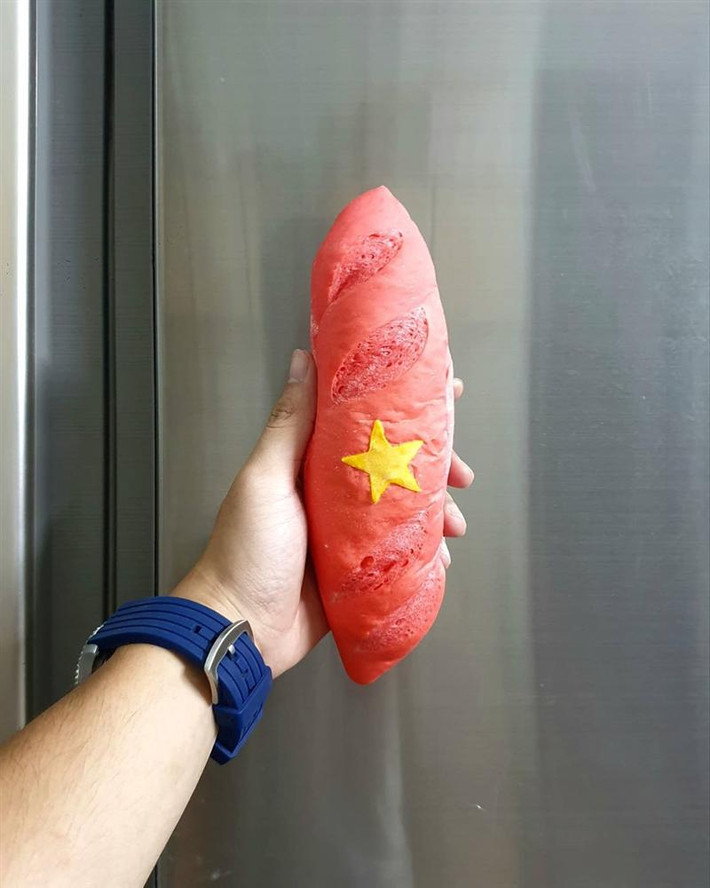 Chính nhờ tình yêu đất nước, mong muốn gìn giữ nét văn hóa truyền thống quý giá, ngoài ra khao khát mang lại diện mạo đầy tính dân tộc, tạo sự khác biệt về hình ảnh của bánh mì Việt Nam đã tạo thành nguồn cảm hứng khiến chủ cửa hàng làm ra món "Bánh mì Tổ Quốc".