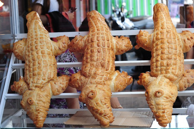 Bánh mì cá sấu nặng 1,5kg mang hương vị của mè, lớp bơ sầu riêng thơm lừng, đặc ruột, giòn, thơm cách đây không lâu gây bão mạng xã hội.