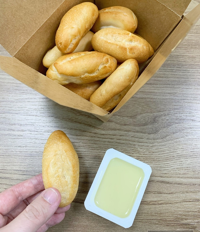 Bánh mì tí hon từng gây sốt bởi kích cỡ nhỏ bằng hai ngón tay, bạn chỉ cần cắn 1,2 miếng đã "xử lý" xong một chiếc.