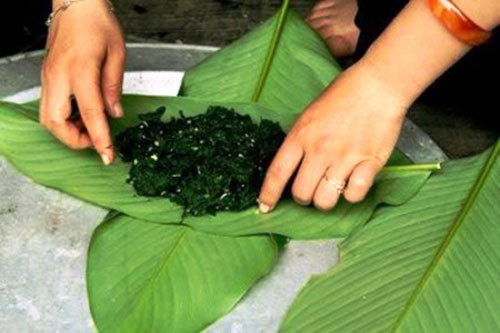 Rêu được đập sạch các tạp chất ở ngay ven suối sau đó mang về rửa sạch lại lần nữa rồi thái nhỏ thả vào nồi nước luộc gà, xào tỏi hoặc bọc trong lá chuối rồi nướng trên bếp than hồng. Ảnh: Internet.