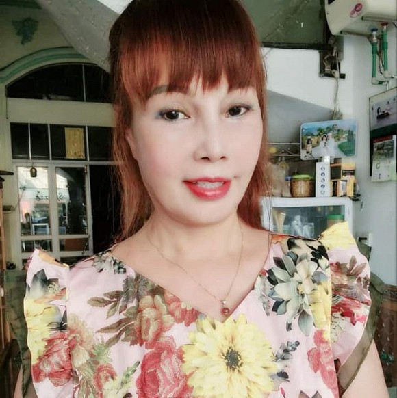 Xuất hiện trong loạt ảnh mới đây, gương mặt của cô dâu 62 tuổi Thu Sao đã cân đối và đỡ méo hơn trước.