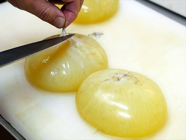 Sau khi cắt lớp màng bọc bên ngoài, bên trong sẽ có một lớp chất lỏng màu vàng nhạt, nhạt hơn rất nhiều so với lòng đỏ trứng gà, cùng nhiều hạt nhỏ bên trong.