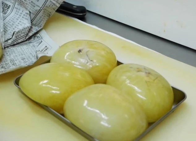 Lần đầu tiên nhìn thấy thứ này, có lẽ nhiều người không nhận ra nó là món trứng bạch tuộc, bởi nó khá to, mềm.