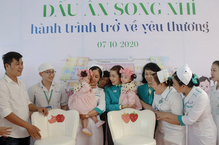 Dường như đã quen với sự chăm sóc của nhiều y bác sĩ trong thời gian qua, hai bé rất bình thản khi được mọi người vây quanh. Thỉnh thoảng Diệu Nhi còn giả vờ làm mặt xấu, cười tươi khi được mọi người trêu đùa. Ảnh: PLO