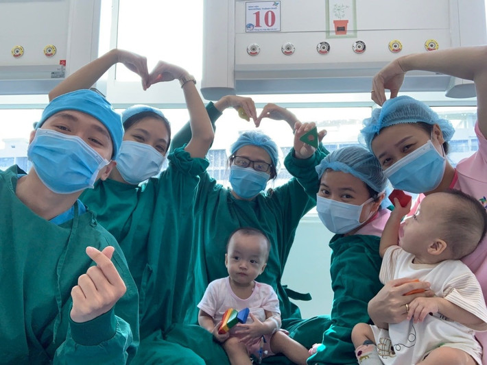 “10 ngày sau phẫu thuật, hai bé xuất hiện tình trạng nhiễm trùng, có tình trạng liệt ruột sau mổ do dịch tiêu hóa ứ đọng, thời gian nằm tại chỗ và thở máy lâu, phải nuôi ăn qua đường tĩnh mạch. Tuy nhiên, nhờ quá trình chăm sóc, cho dùng kháng sinh, tình trạng hai bé dần cải thiện và tốt lên, BS Hùng kể lại.