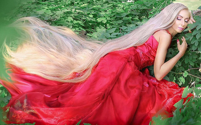 Alena Kravchenko, 33 tuổi, sống tại Odessa,Ukraine, nổi tiếng nhờ mái tóc dài m8. Mái tóc này bắt đầu phát triển từ lúc cô 5 tuổi. Alena không cắt đi vì thấm nhuần tình yêu với mái tóc dài như mẹ cô.