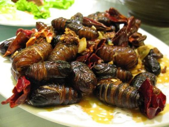 Eri Polu: Món ăn này được làm từ nhộng tằm, thường ăn kèm khorisa. Eri Polu có vẻ ngoài không được hấp dẫn và khiến nhiều người không dám ăn.