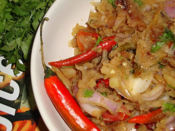 Nahkham: Đặc sản của tộc Garo này gồm một loại cà ri được nấu từ cá khô với tro và rau. Đây là một trong những món có mùi khó ngửi nhất của ẩm thực Ấn Độ.