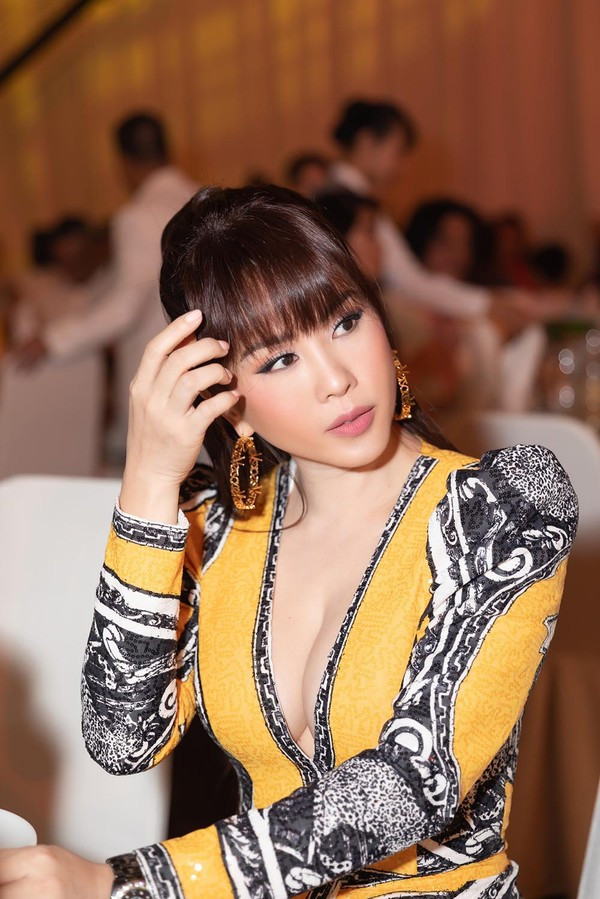 Dù ở tuổi tứ tuần, song bà mẹ 3 con vẫn khiến cho đám đông trầm trồ khi diện đầm xẻ sâu và để kiểu tóc mái ngố đầy trẻ trung, cá tính.