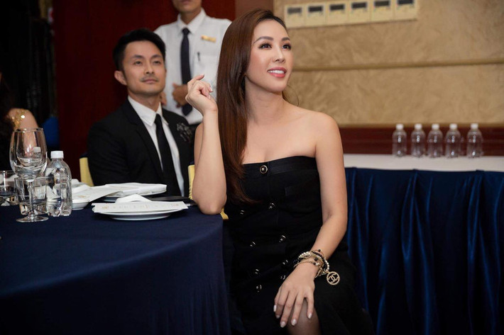 Đầm cúp ngực khoe vai gầy quyến rũ cũng được hoa hậu doanh nhân diện đi sự kiện.